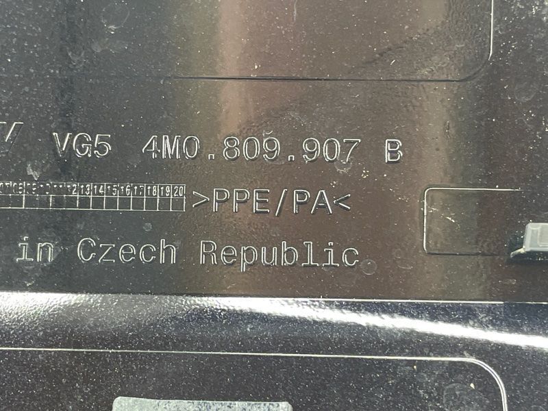 Кришка лючка паливного бака 4M0809907B Audi Q7