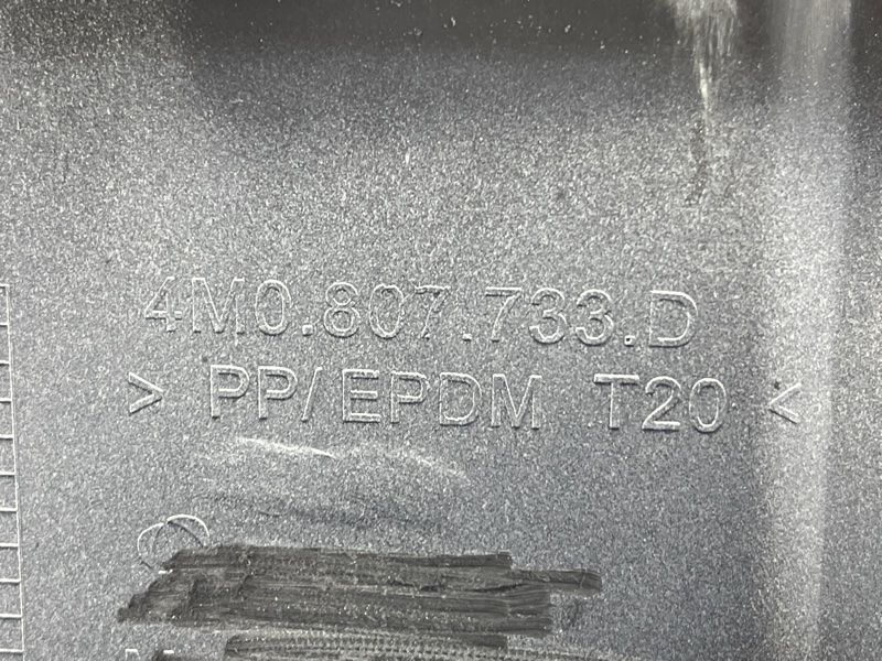 Спойлер переднего бампера 4M0807733DKA8 Audi Q7