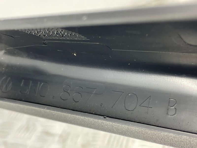 Обшивка кришки багажника 5N0867704B82V Volkswagen Tiguan