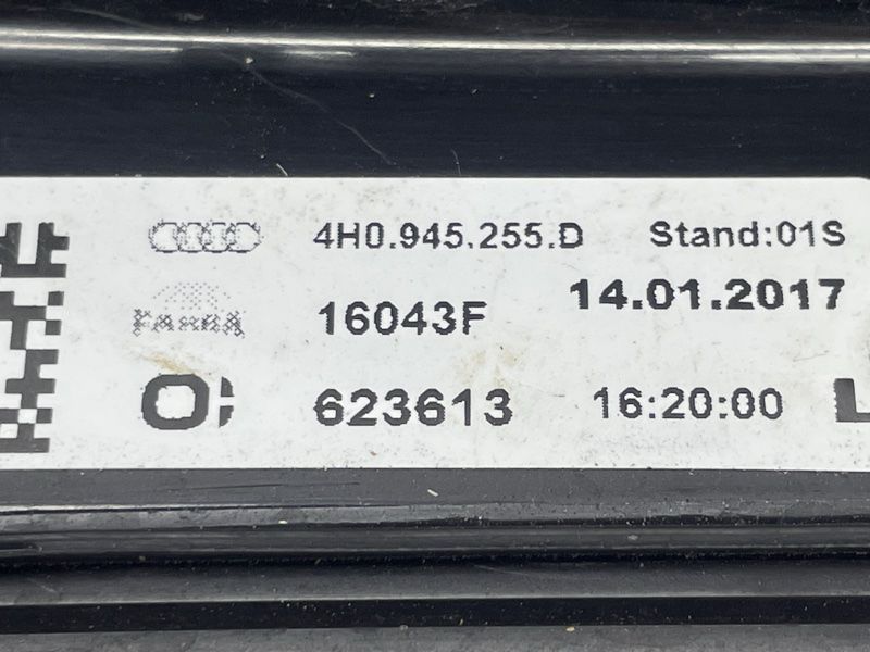 Накладка ліхтаря 4H0945255D Audi A8