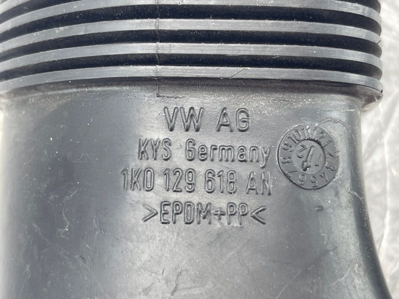 Патрубок повітряного фільтра 1K0129618AN Volkswagen CC