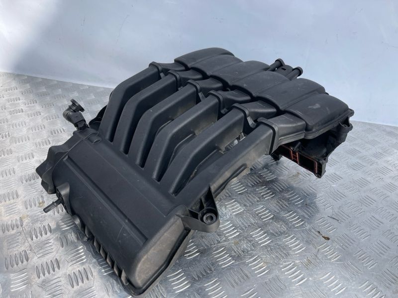 Колектор впускний 03H133201AE Volkswagen Touareg