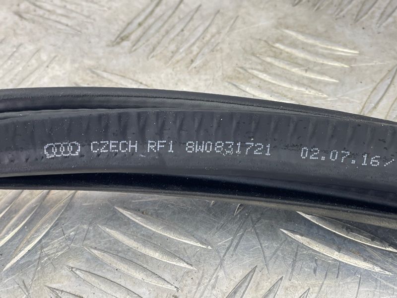 Уплотнитель двери 8W0831721 Audi A4 Allroad