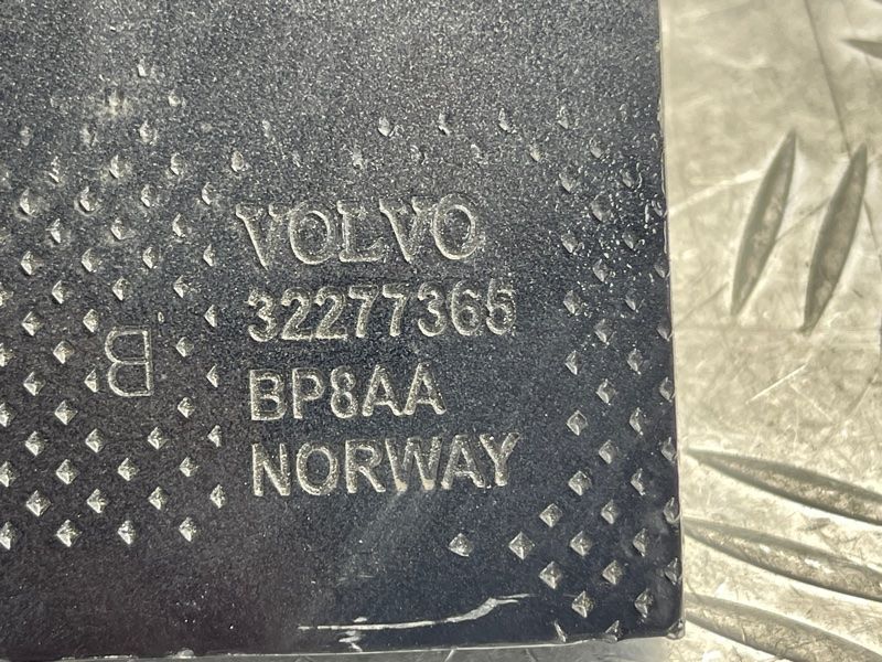 Підсилювач переднього бампера 32277365 Volvo XC60