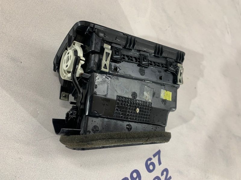 Дефлектор повітропроводу 561819704 Volkswagen Passat