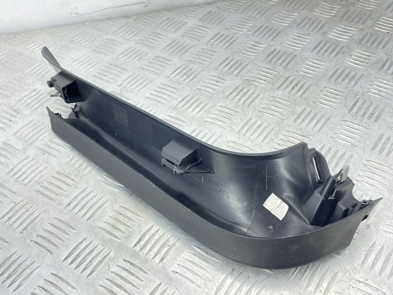 Обшивка кришки багажника 5N0867704B82V Volkswagen Tiguan