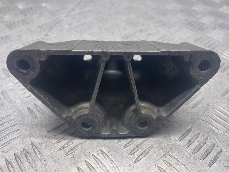Кронштейн коробки АКПП / траверса / опора 7L0399649E Audi Q7