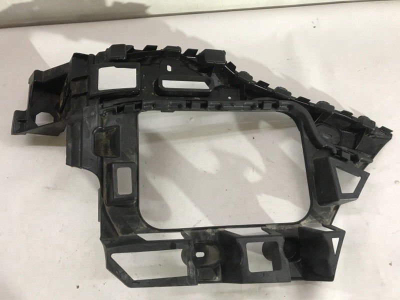 Направляющая заднего бампера 7P6807394A Volkswagen Touareg