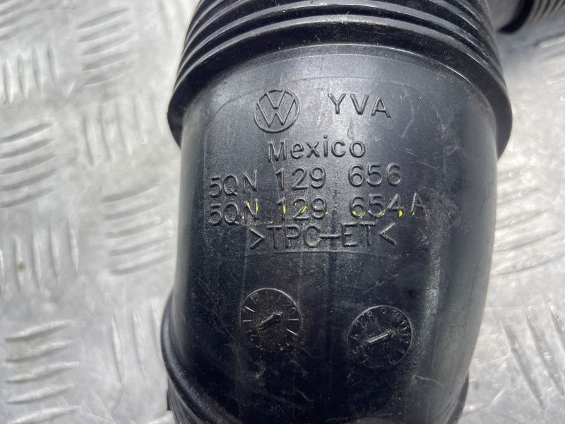 Патрубок повітряний 5Q0129654A Volkswagen Tiguan