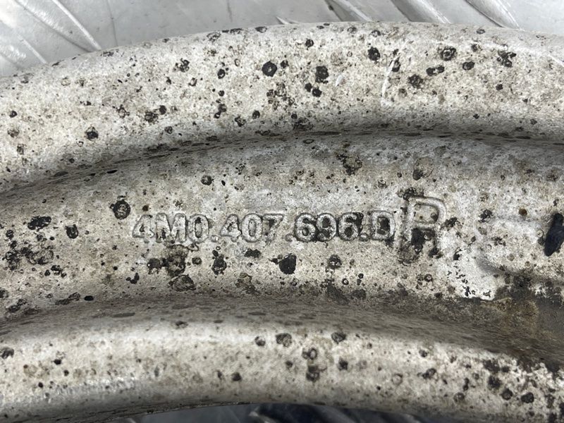 Рычаг передней подвески поперечный нижний 4M0407696D Audi Q7