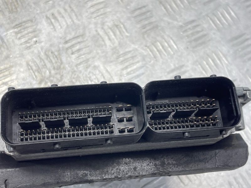 Блок керування двигуном 8R0907551F Audi Q5