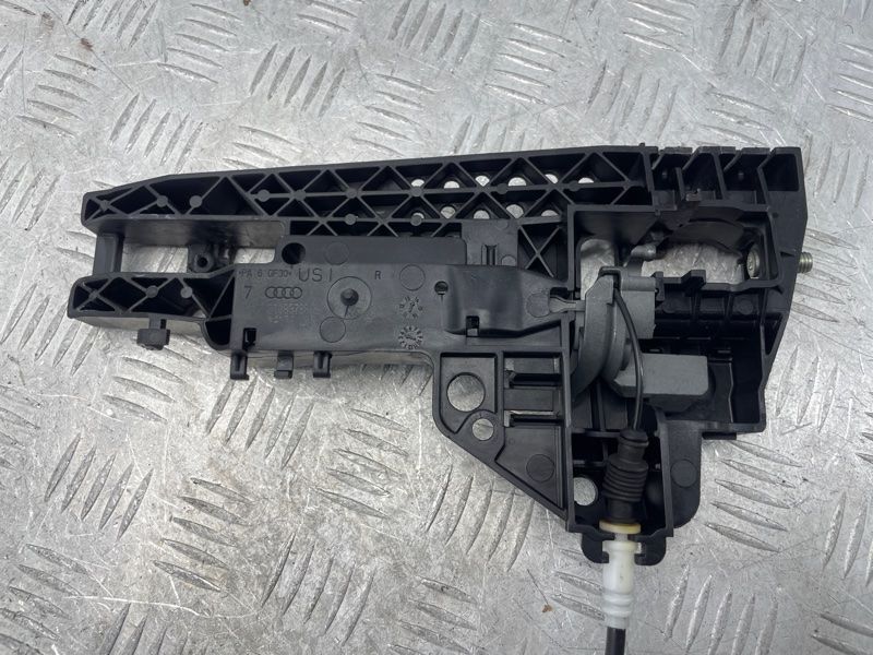 Кронштейн ручки 8T0837886B Audi Q5