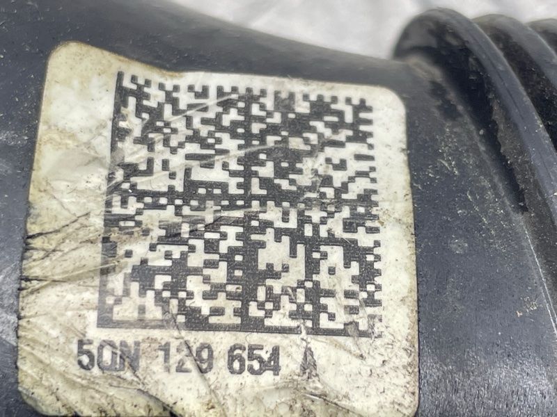 Патрубок повітряний 5Q0129654A Volkswagen Tiguan