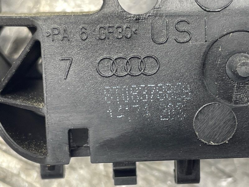 Кронштейн ручки 8T0837886B Audi Q5