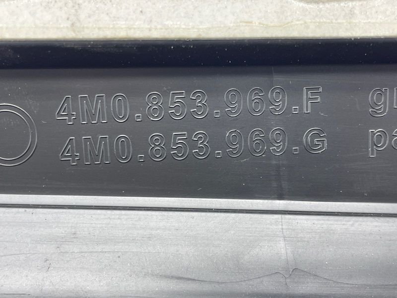 Накладка дверей 4M0853969G Audi Q7