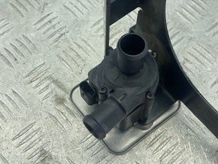 Додатковий насос охолоджуючої рідини 06H121601N Audi A7 Audi A7 Sportback, Audi Q5 PHEV, Audi S7 Sportback, Audi A4, Audi A4 Allroad, Audi A5, Audi A5 Sportback, Audi A6, Audi A6 Allroad, Audi A7, Audi A8, Audi Q5, Audi Q5 Sportback, Audi Q7, Audi R8, Audi S4, Audi S5, Audi S5 Sportback, Audi S6, Audi SQ5, Audi SQ5 Sportback