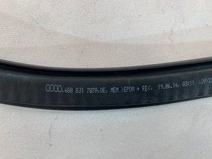 Ущільнювач дверей внутрішній нижній 4G8831707A Audi A7