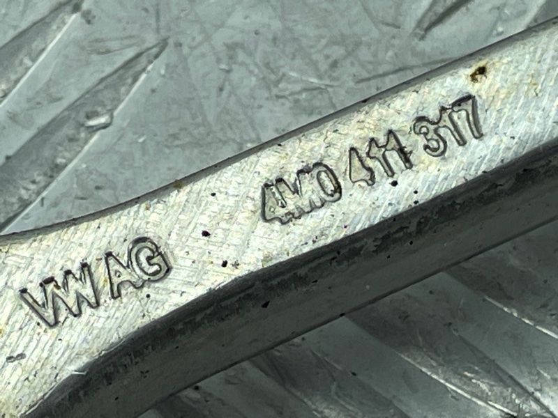 Стойка стабилизатора передней подвески левая/правая 4M0411317 Audi Q7 Audi A4, Audi A4 Allroad, Audi A5, Audi A6, Audi A6 Allroad, Audi A7, Audi A8, Audi e-tron, Audi e-tron S, Audi Q5, Audi Q7, Audi Q8, Audi Q8 e-tron, Audi RS5, Audi RS6 Avant, Audi RS7, Audi RS Q8, Audi S4, Audi S5, Audi S6, Audi S7, Audi S8, Audi SQ5, Audi SQ7, Audi SQ8, Audi SQ8 e-tron