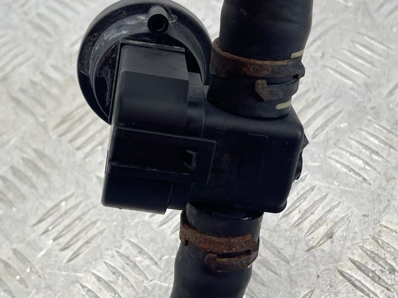 Шланг ОЖ с клапаном 7P0122049H Volkswagen Touareg
