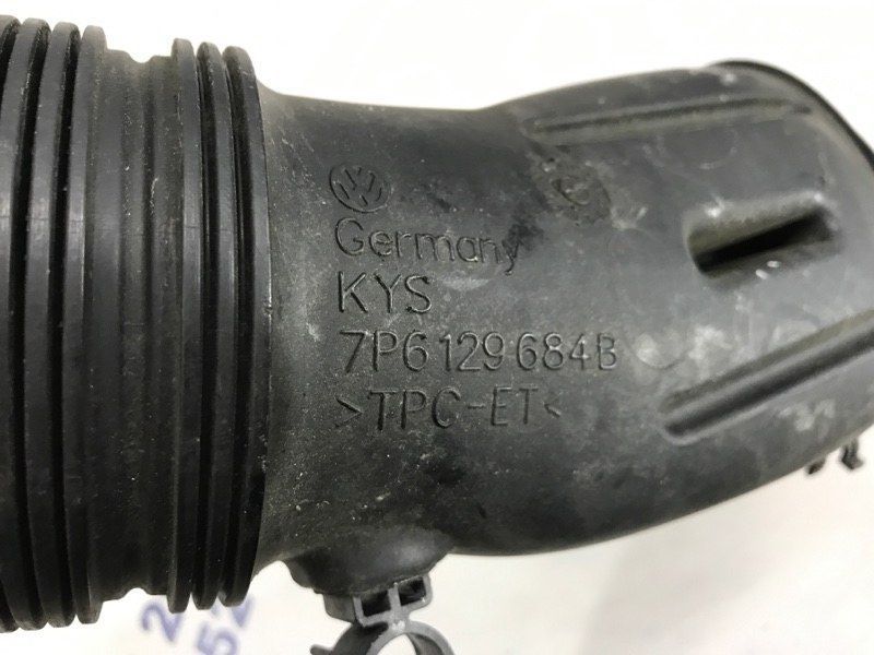 Патрубок повітряного фільтра 7P6129684B Volkswagen Touareg