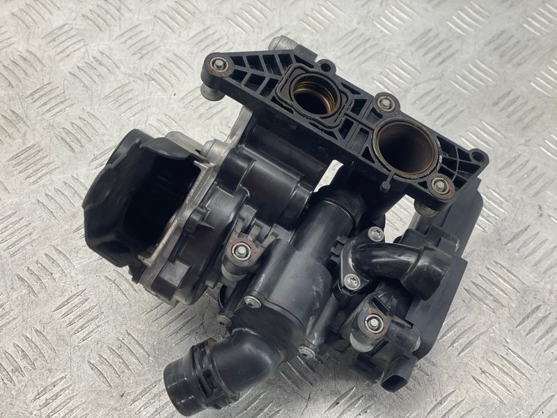 Помпа водяна з корпусом термостата 06L121111M Audi A6