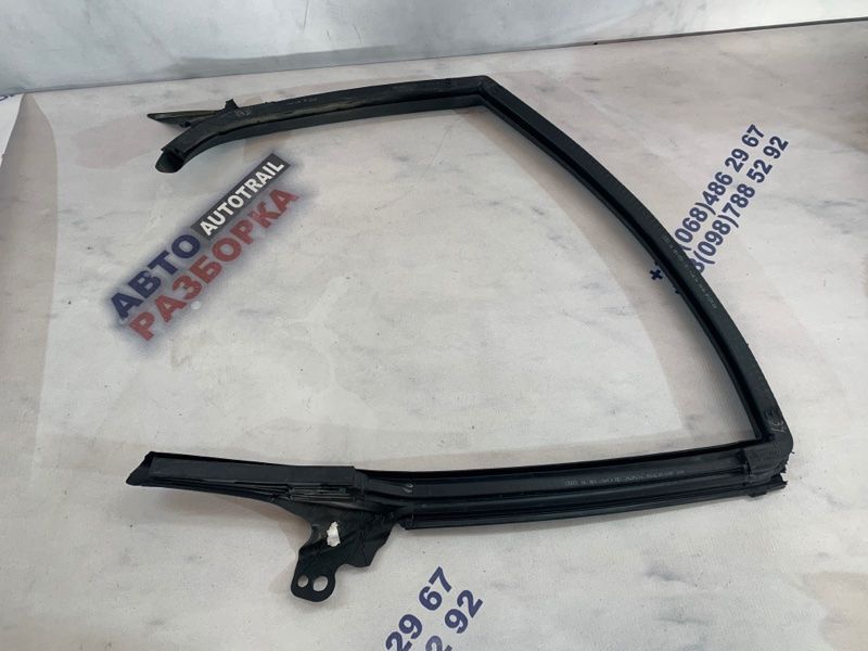 Гумовий ущільнювач 4G8845695 Audi A7
