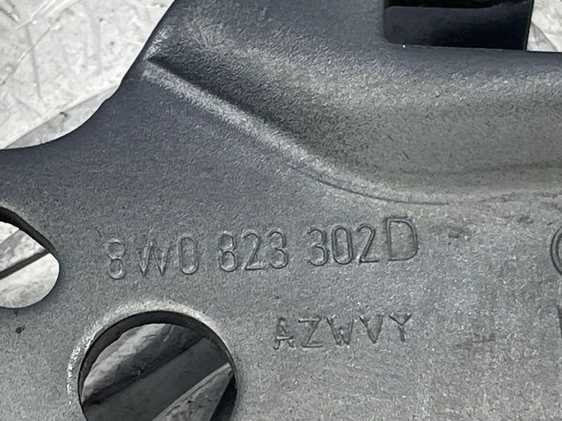 Петля капота 8W0823302D Audi A4