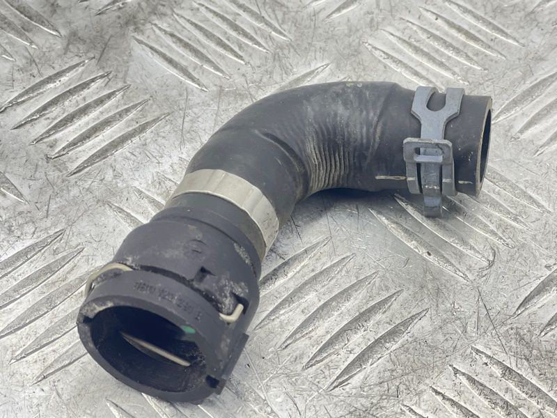 Патрубок системи охолодження 7P0122073J Volkswagen Touareg