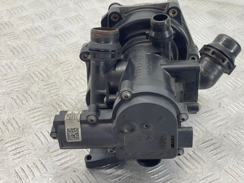 Помпа водяна з корпусом термостата 06L121111M Audi A6
