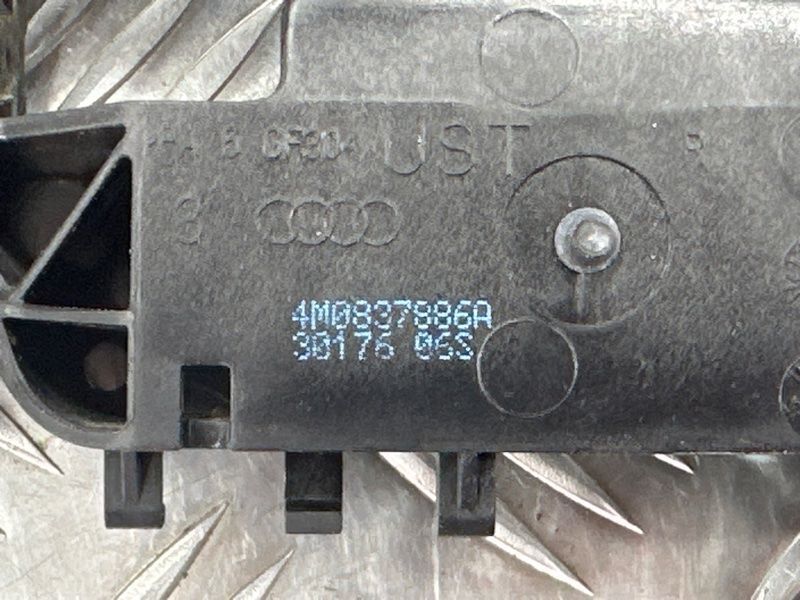 Кронштейн ручки 4M0837886A Audi Q7