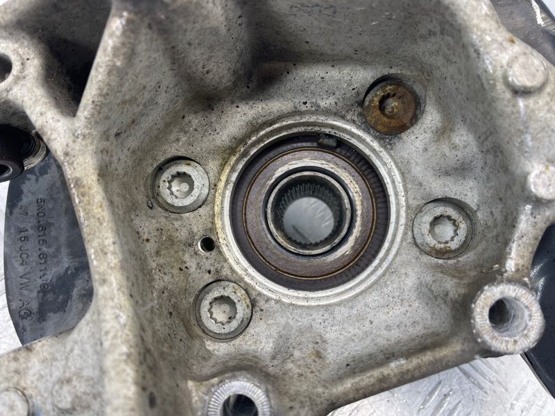 Поворотний кулак / цапфа з підшипником 3C0505435G Audi Q3