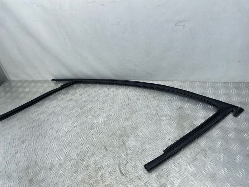 Направляющая стекла двери 8W0837440C Audi A4 Allroad