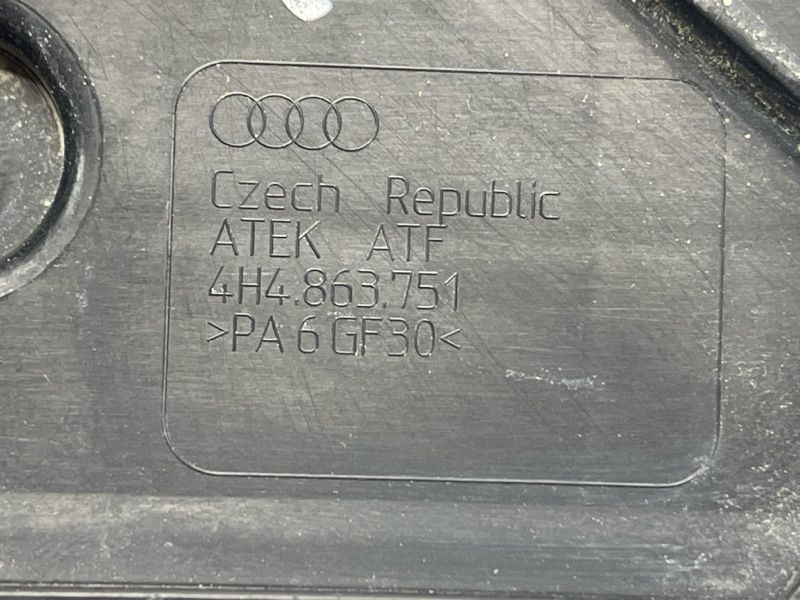 Кронштейн порогу Audi A8