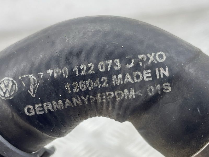 Патрубок системи охолодження 7P0122073J Volkswagen Touareg