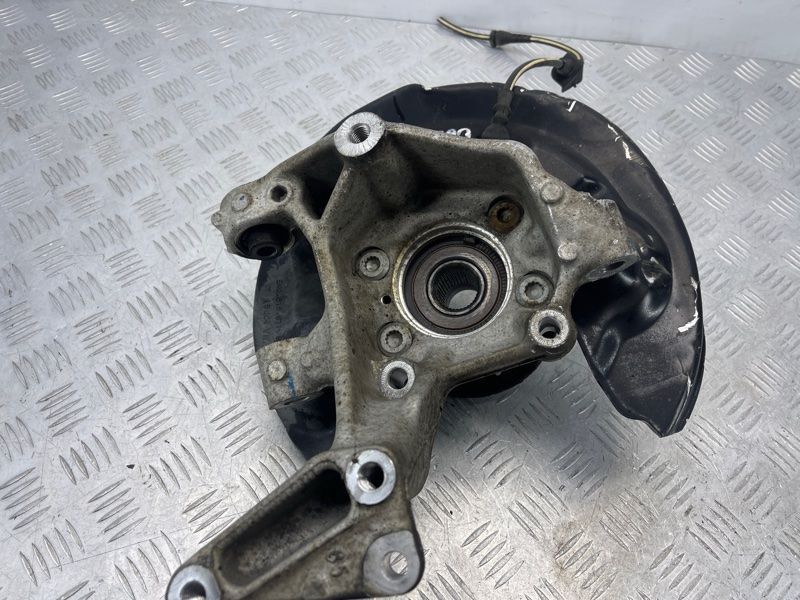 Поворотний кулак / цапфа з підшипником 3C0505435G Audi Q3
