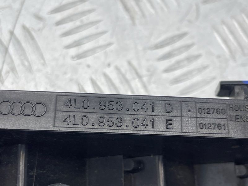 Указатель поворота LED 4L0953041D Audi Q7