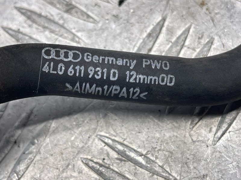 Трубка вакуумна 4L0611931D Audi Q7