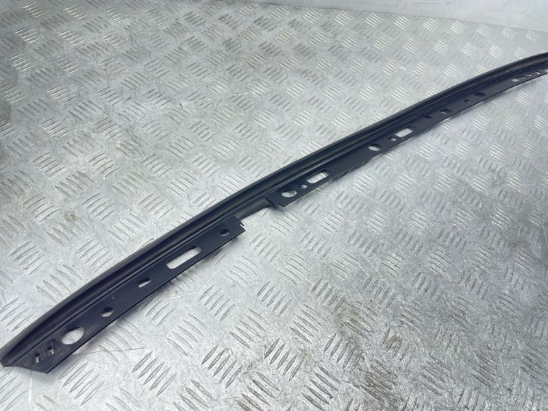 Ущільнювач капоту 31689574 Polestar 2