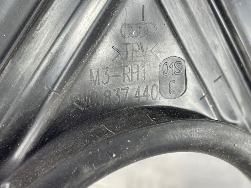 Направляющая стекла двери 8W0837440C Audi A4 Allroad