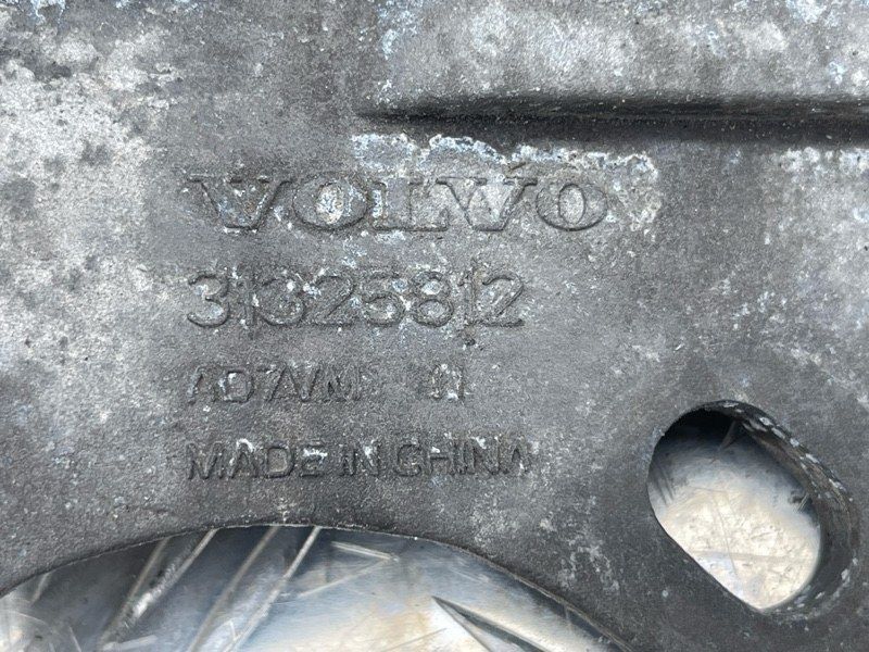 Кронштейн переднего редуктора 31325812 Volvo XC90