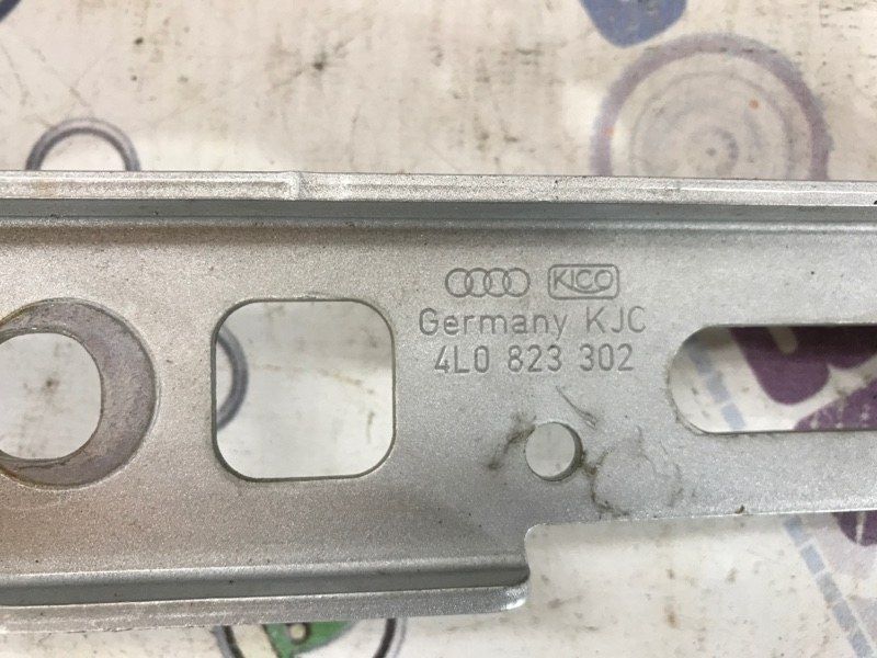 Петля капота 4L0823302 Audi Q7