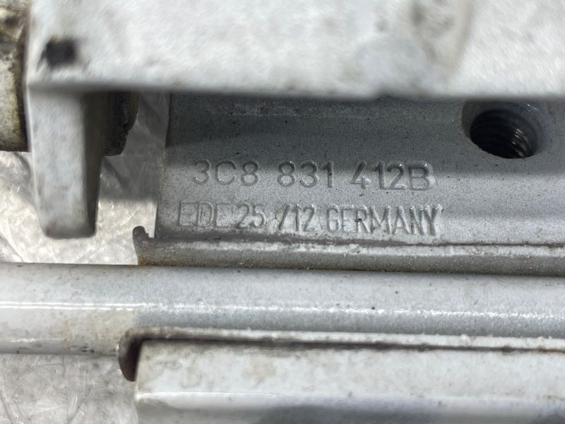 Петля дверей нижня 3C8831412B Volkswagen CC