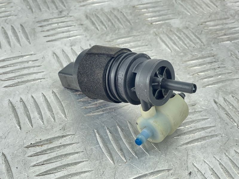 Насос омивача скла 1K6955651 Audi Q7 Audi A3, Audi A3 e-tron, Audi A4, Audi A4 Allroad, Audi A6, Audi A6 Allroad, Audi A7, Audi A8, Audi e-tron, Audi e-tron GT, Audi e-tron S, Audi Q3, Audi Q4 e-tron, Audi Q5, Audi Q7, Audi Q8, Audi Q8 e-tron, Audi RS3, Audi RS6 Avant, Audi RS7, Audi RS e-tron GT, Audi RS Q8, Audi S3, Audi S4, Audi S6, Audi S7, Audi S8, Audi SQ5, Audi SQ7, Audi SQ8, Audi SQ8 e-tron, Volkswagen Atlas, Volkswagen Atlas Cross Sport, Volkswagen e-Golf, Volkswagen Golf, Volkswagen Golf Alltrack, Volkswagen Golf R, Volkswagen Golf SportWagen, Volkswagen GTI, Volkswagen ID.4, Volkswagen Jetta, Volkswagen Passat, Volkswagen R32, Volkswagen Rabbit, Volkswagen Taos, Volkswagen Tiguan, Volkswagen Tiguan Limited, Volkswagen Touareg