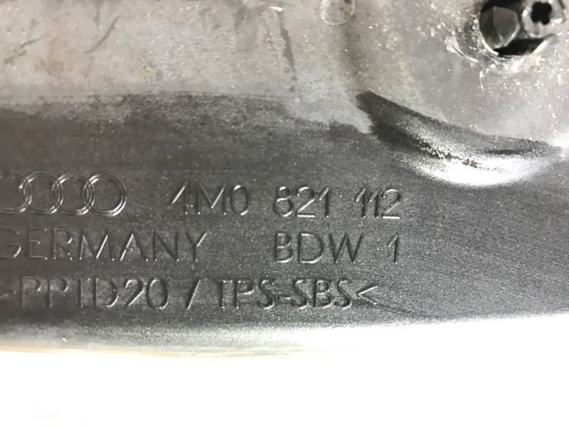 Замикаюча панель крила 4M0821112 Audi Q7