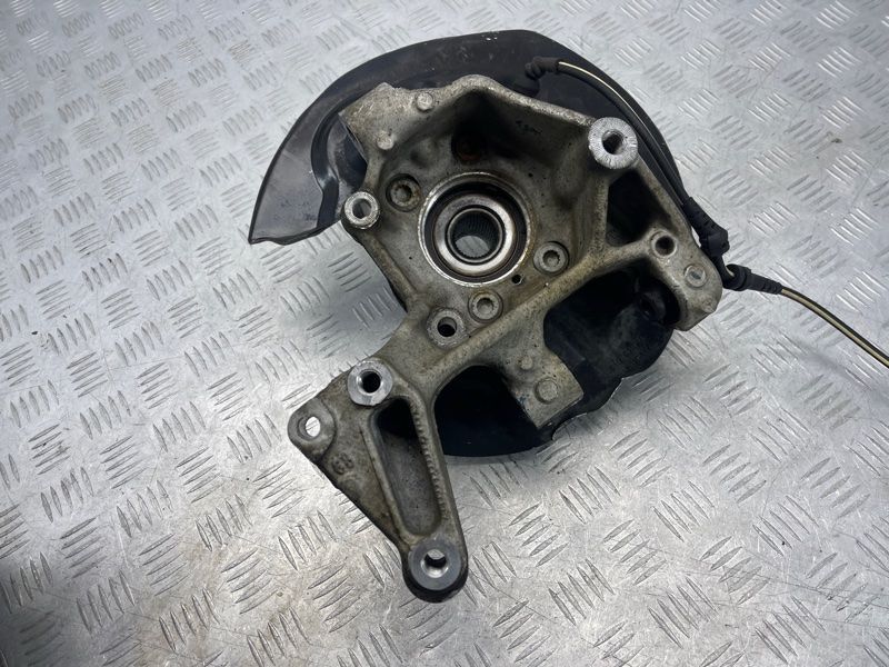 Поворотний кулак / цапфа з підшипником 3C0505436G Audi Q3