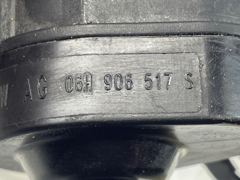 З'єднувальна трубка з клапаном адсорбера 06E133781J Audi A6