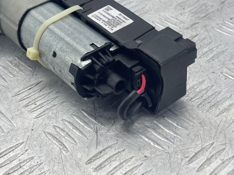Привідний блок кришки багажника 8R0827851 Audi Q5