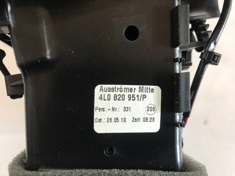 Дефлектор повітропроводу центральний 4L0820951P3Q7 Audi Q7