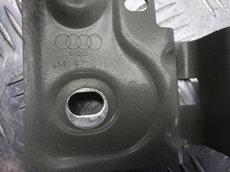 Кронштейн крыла 4M0821431 Audi Q7