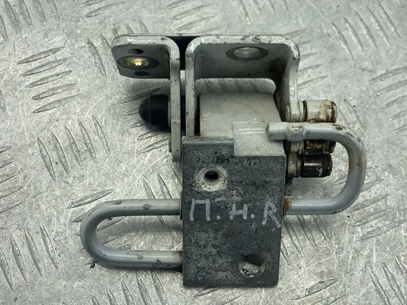 Петля дверей нижня 3C8831412B Volkswagen CC